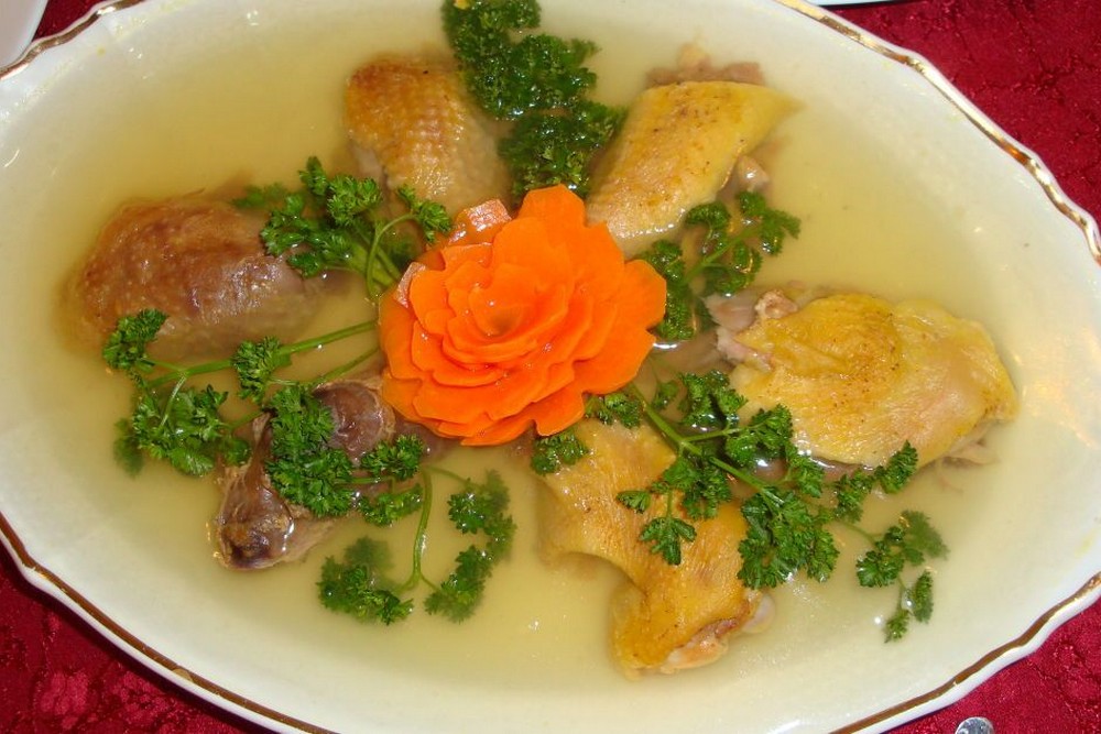 На фінальній стадії приготування холодця з нього потрібно зняти надлишковий жир. Складіть у кілька шарів марлю та процідіть через неї бульйон. Через кілька хвилин жир підніметься на поверхню, і ви можете зібрати його ложкою, а залишки вимокнути серветкою.