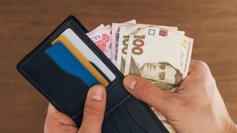 Хто і як в Україні має повернути державі 6500 гривень