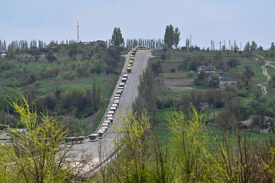 Російські військові обстріляли евакуаційну колону автомобілів у Василівці