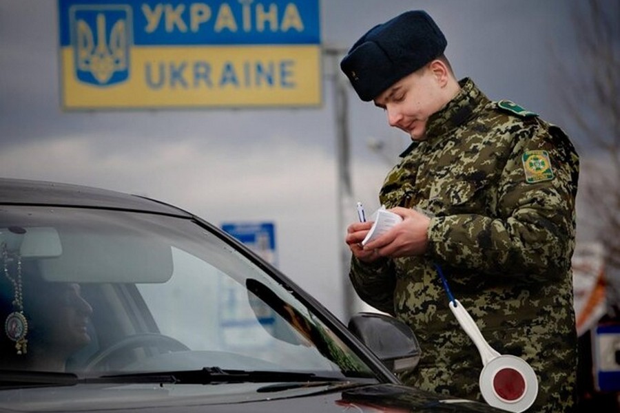 Чи можна виїхати за кордон чоловікові, якщо його знято з військового обліку