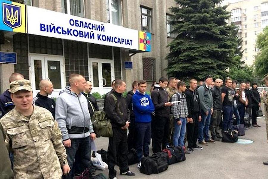 Роздача повісток: чоловікам дали пораду, аби їх не ловили на вулиці