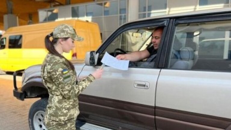Які потрібні документи для виїзду з України на авто - повний перелік