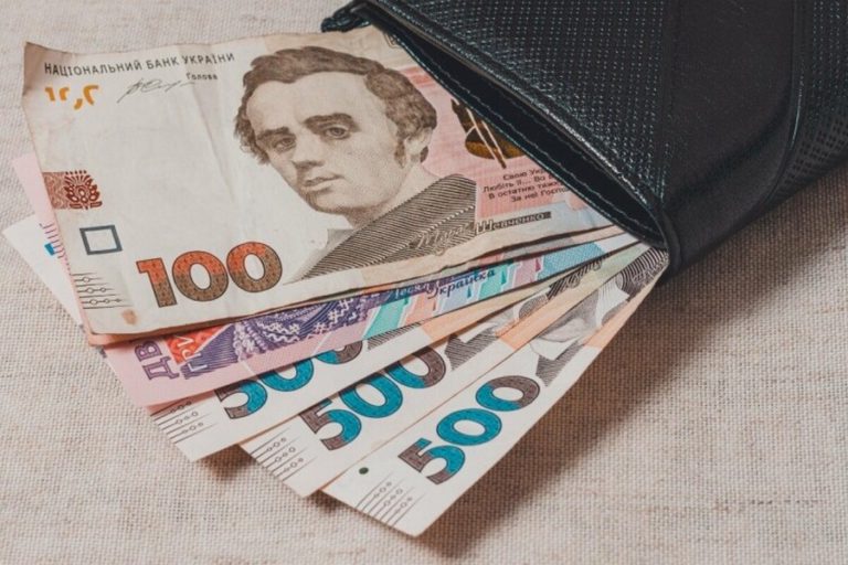Виїзд за кордон, виплати ВПО, навчання та обмін валют - які зміни відбудуться з 1 вересня 2022 року