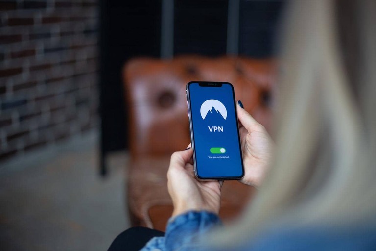 Як додати та використовувати VPN на смартфоні