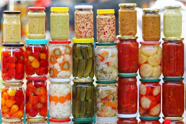 Життя в умовах війни - якими продуктами варто запастися на зиму
