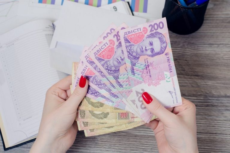 Які важливі грошові допомоги можуть оформити українці