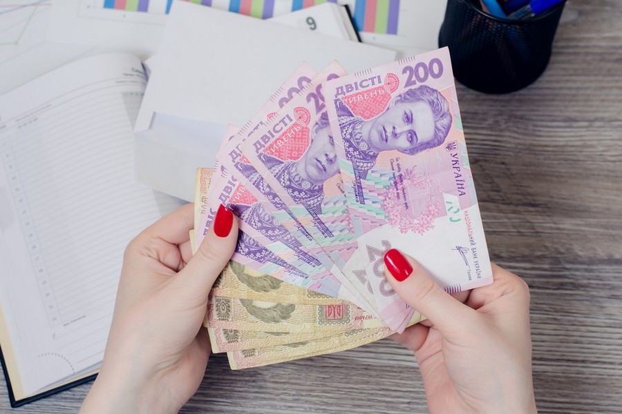 Зарплати в Україні масово знижують: основні зміни на ринку праці під час війни