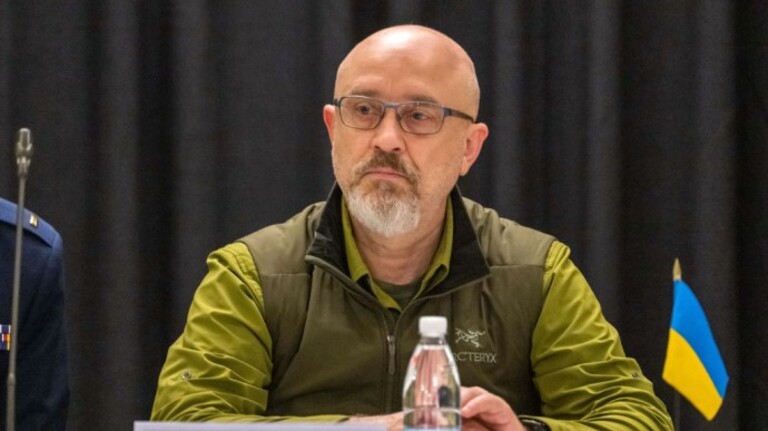 "Повинні бути готовими воювати" - Резніков про виїзд чоловіків за кордон