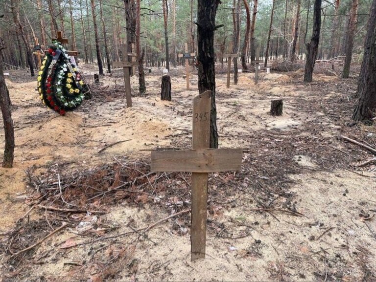 В Ізюмі знайшли одне з наймасовіших поховань за час війни - понад 440 могил