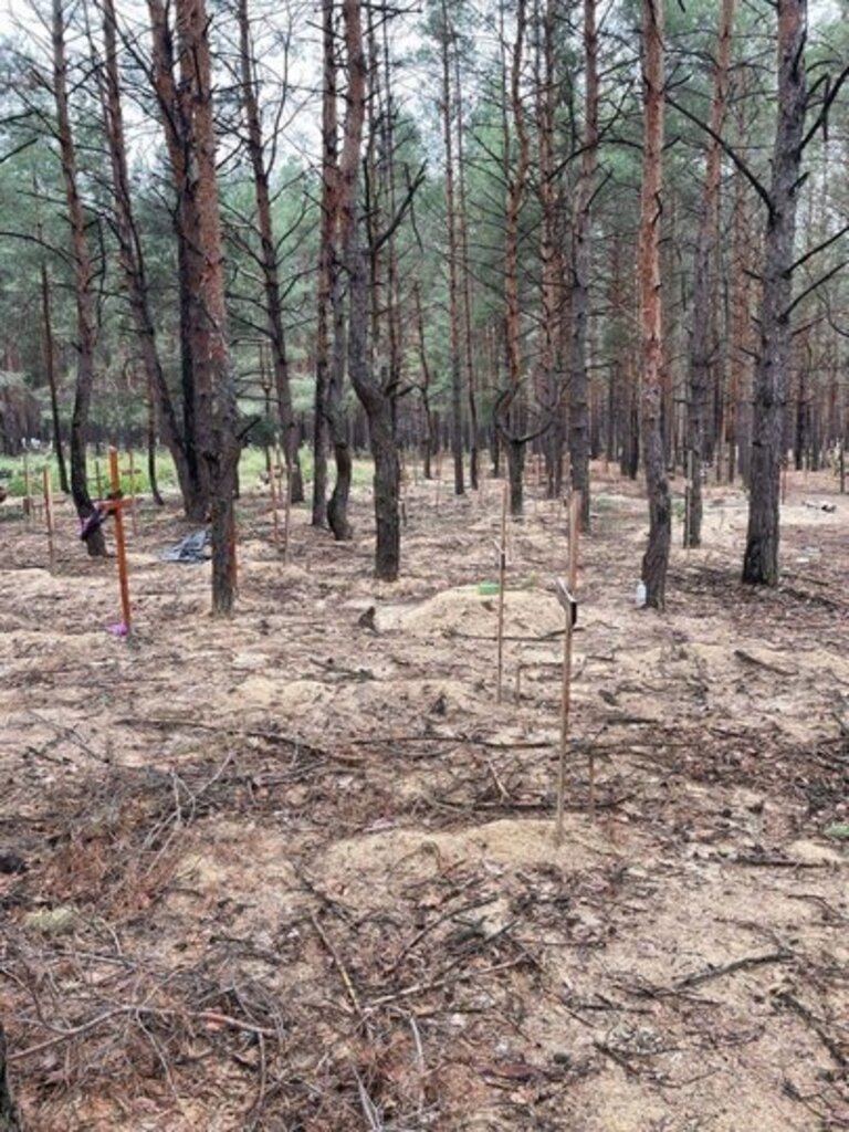 В Ізюмі знайшли одне з наймасовіших поховань за час війни - понад 440 могил