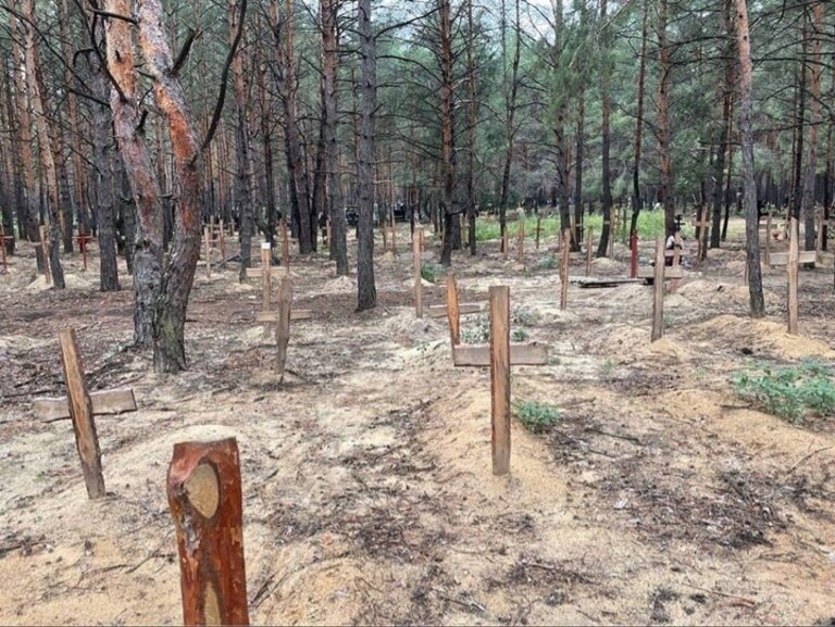 В Ізюмі знайшли одне з наймасовіших поховань за час війни - понад 440 могил