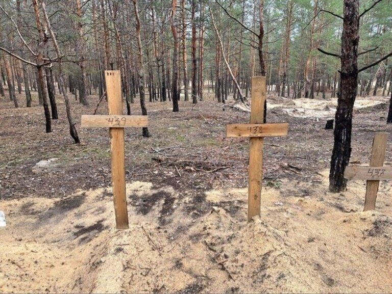 В Ізюмі знайшли одне з наймасовіших поховань за час війни - понад 440 могил