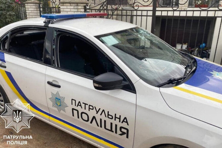 У Львові чоловік кинув дві гранати в авто поліцейських - подробиці