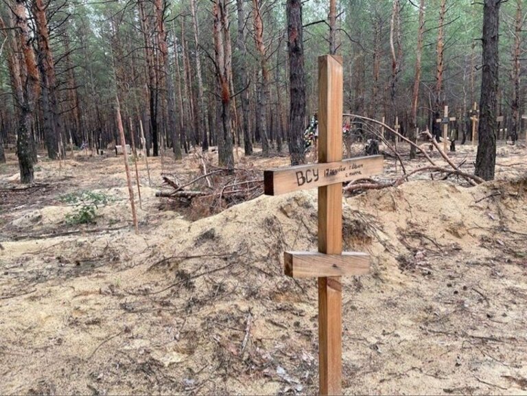 В Ізюмі знайшли одне з наймасовіших поховань за час війни - понад 440 могил