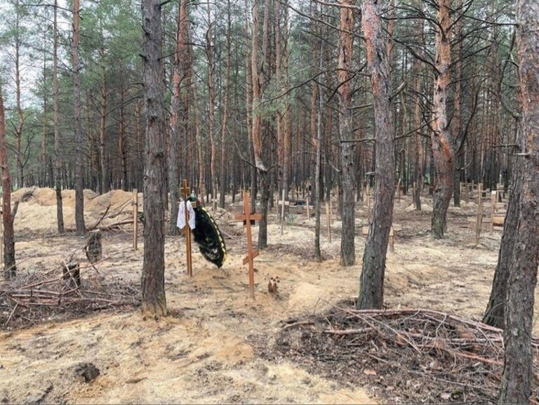 В Ізюмі знайшли одне з наймасовіших поховань за час війни - понад 440 могил
