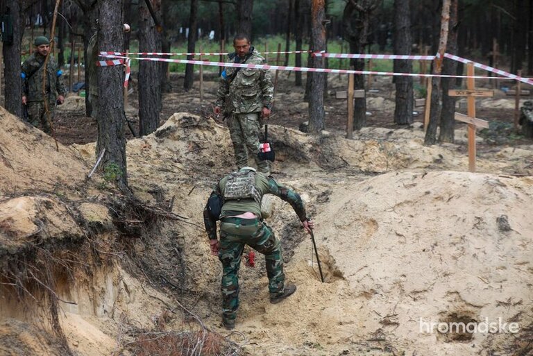 В Ізюмі знайшли одне з наймасовіших поховань за час війни - понад 440 могил