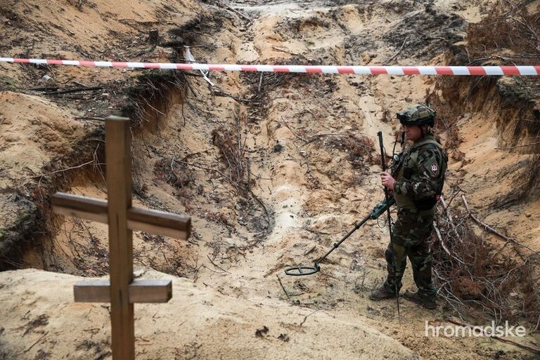 В Ізюмі знайшли одне з наймасовіших поховань за час війни - понад 440 могил