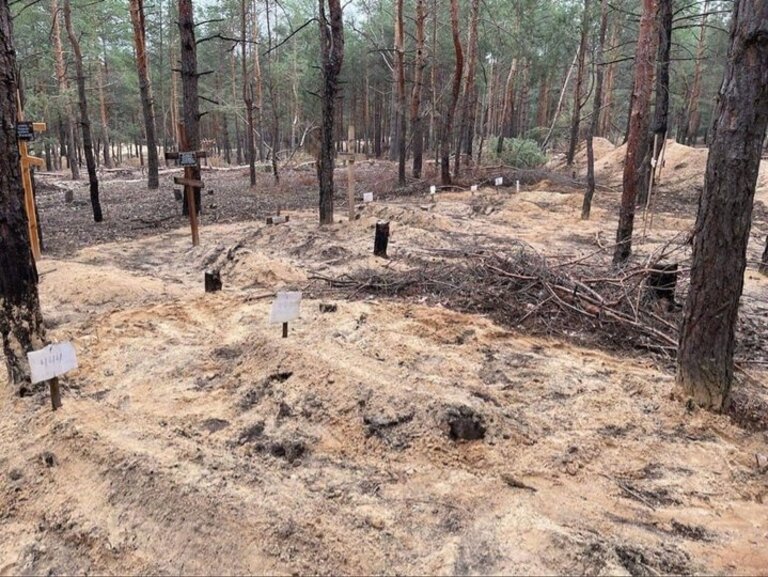 В Ізюмі знайшли одне з наймасовіших поховань за час війни - понад 440 могил