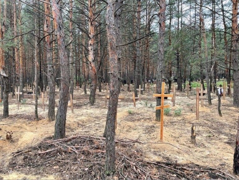 В Ізюмі знайшли одне з наймасовіших поховань за час війни - понад 440 могил
