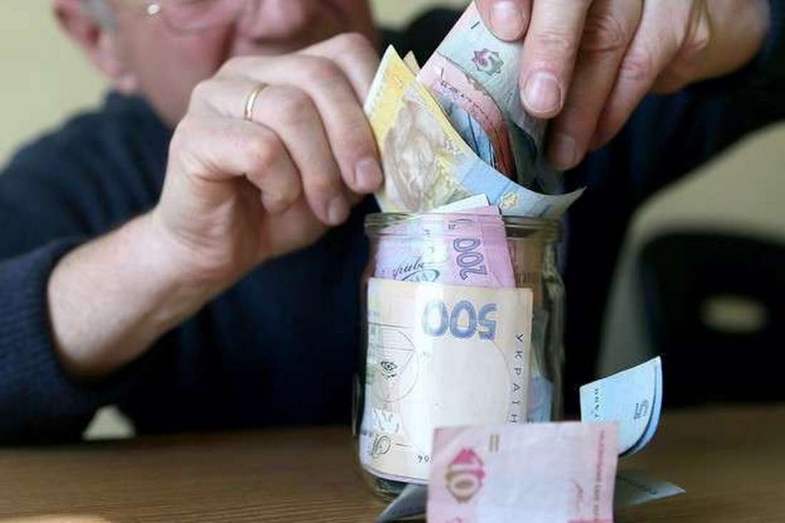 Хто з українців може отримати пенсію одразу за кілька місяців і що для цього потрібно