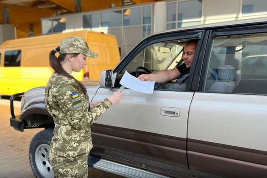 Виїзд за кордон під час війни: чи випустять з країни обмежено придатних громадян