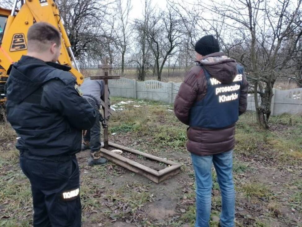 Померли ще у березні - на Харківщині ексгумували тіла 5 людей, серед них діти