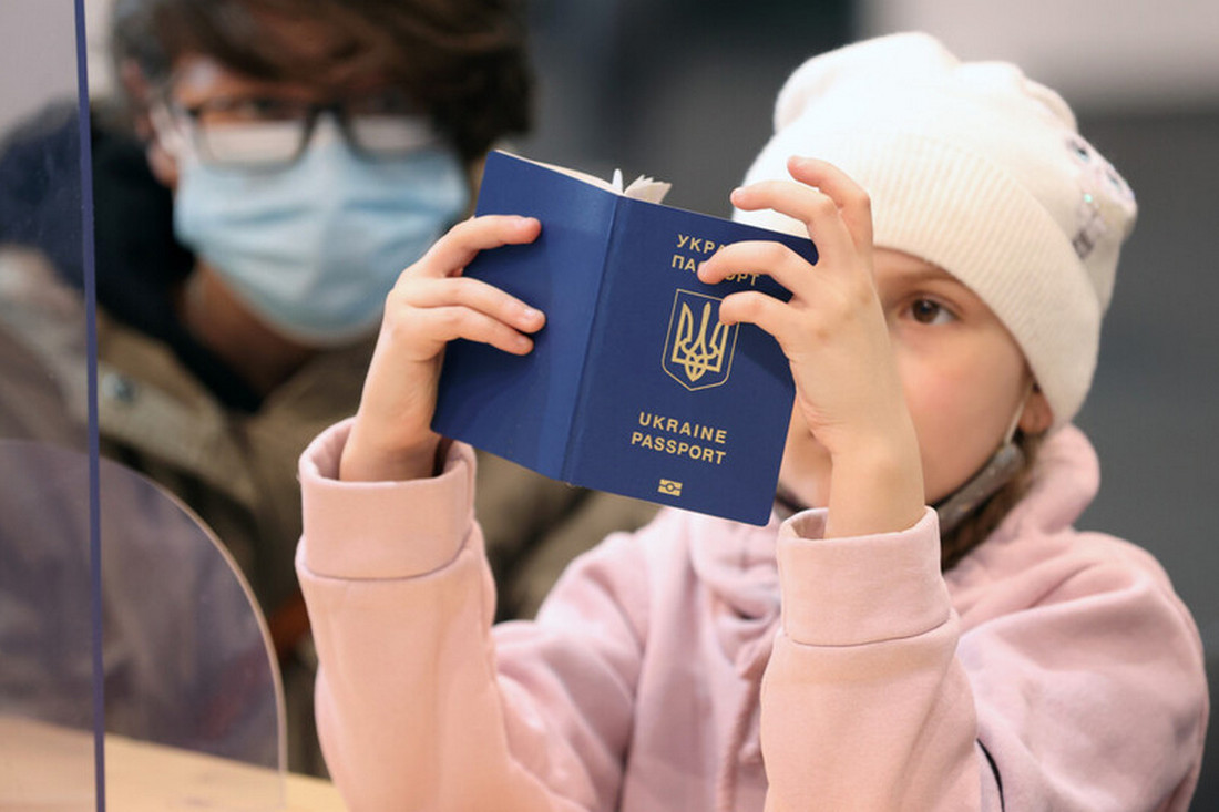 На які виплати та житло можуть розраховувати українські біженці у Польщі у грудні