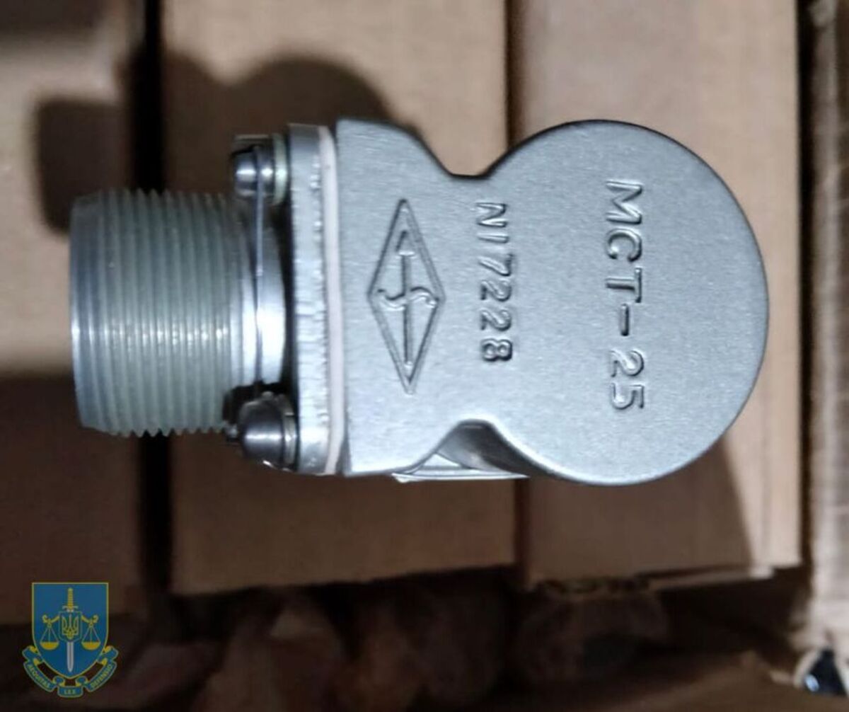 У Львові на ринку виявили склад з краденими запчастинами до винищувачів на сотні мільйонів гривень