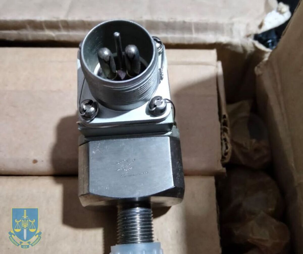 У Львові на ринку виявили склад з краденими запчастинами до винищувачів на сотні мільйонів гривень