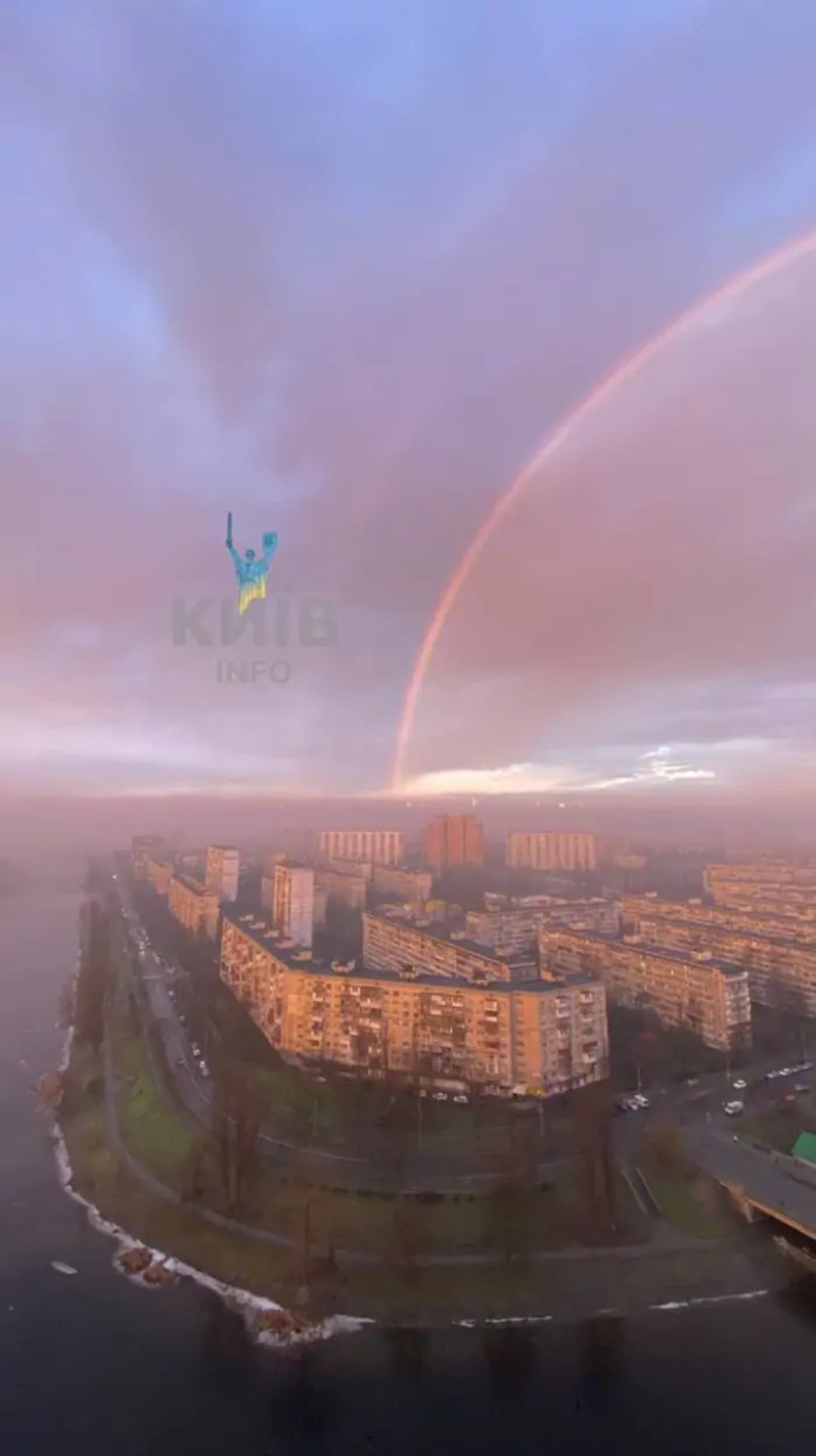 Диво у Києві на Водохреща - яскрава веселка серед зими над столицею (фото, відео)