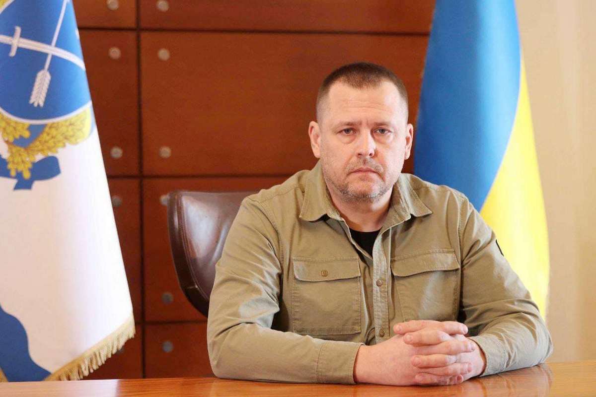 У Дніпрі продовжують розбирати завали на місці влучання російської ракети в багатоповерхівку на житломасиві Перемога.