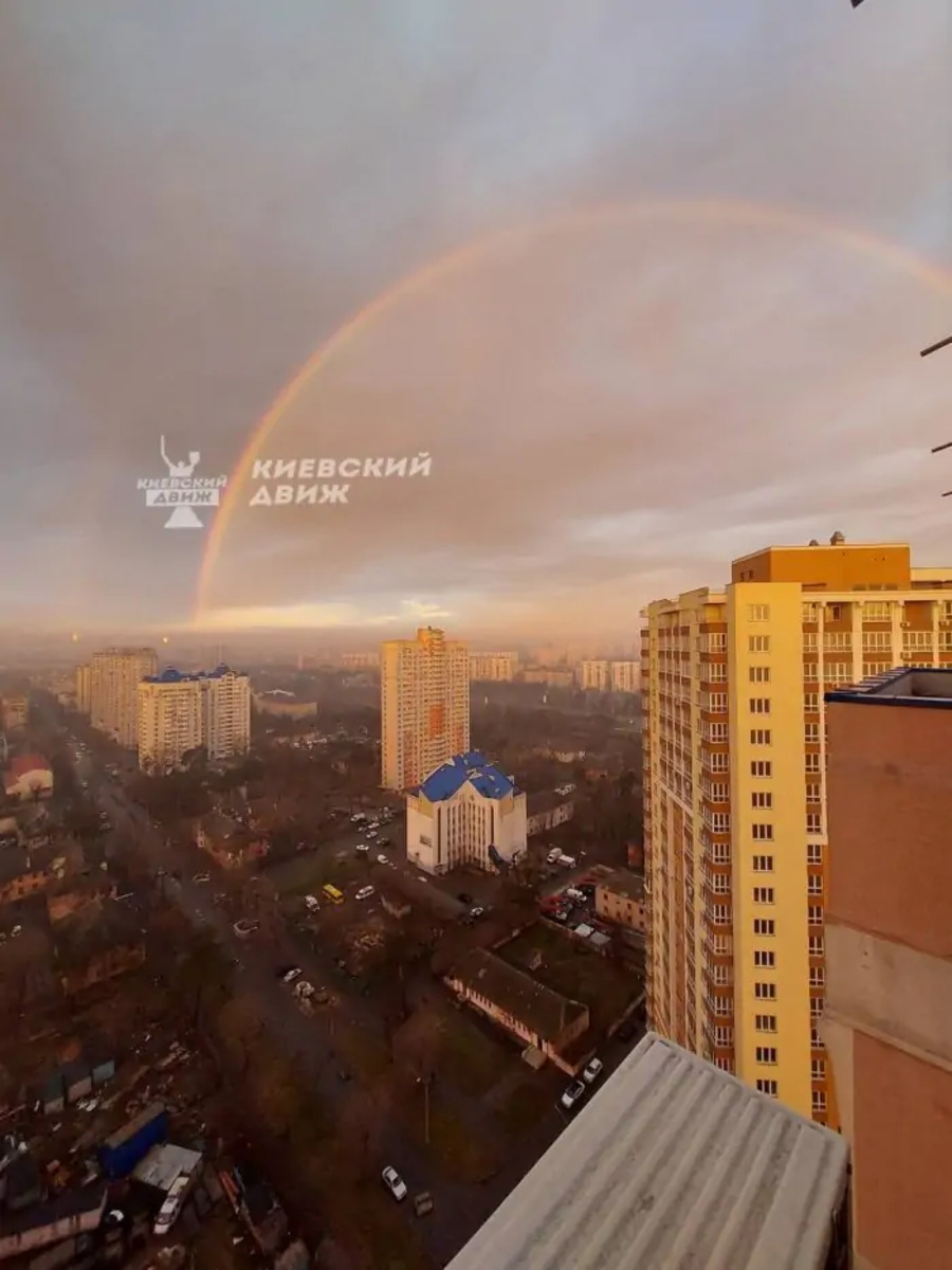 Диво у Києві на Водохреща - яскрава веселка серед зими над столицею (фото, відео)