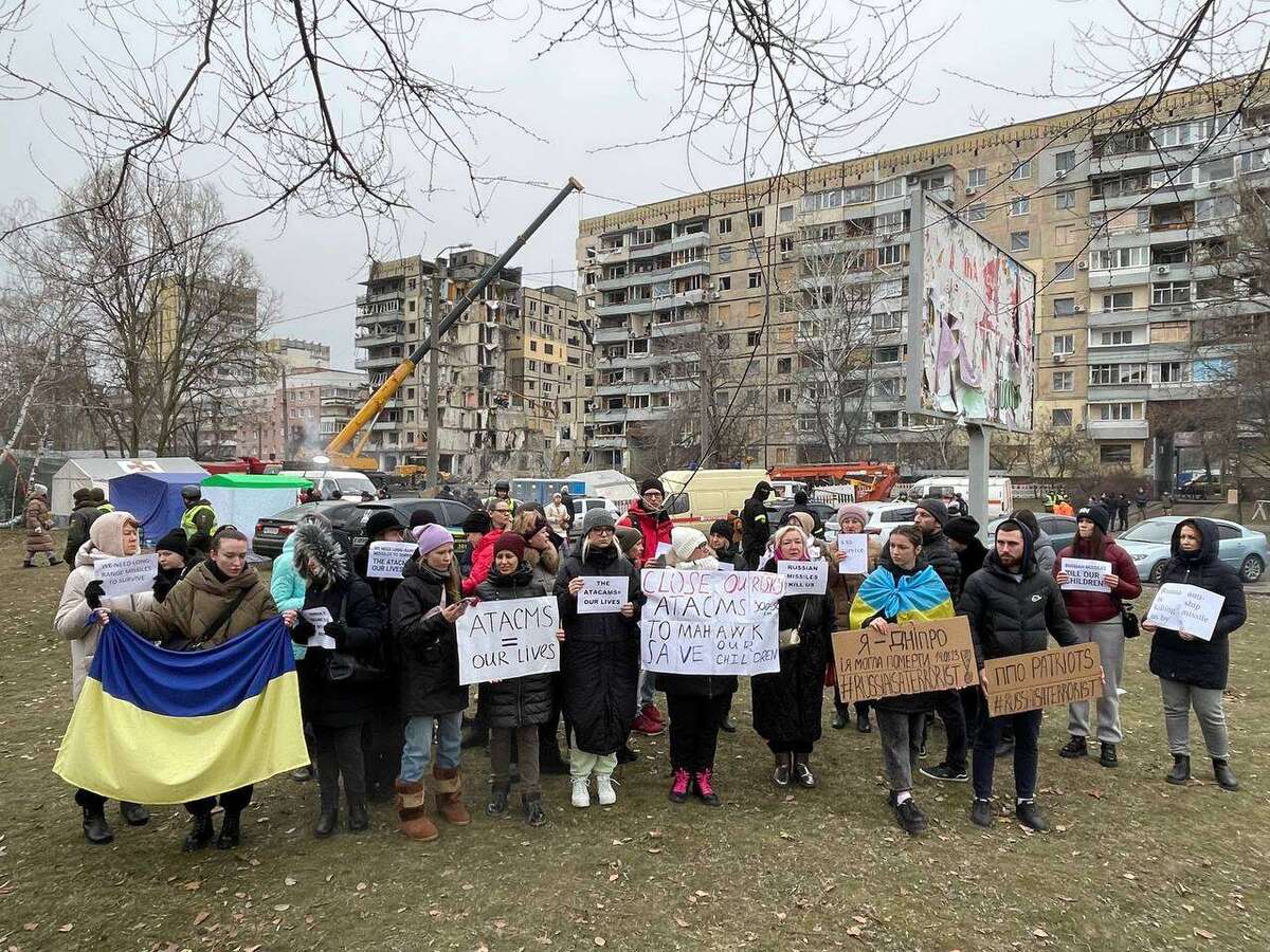 У Дніпрі люди вийшли на мітинг біля зруйнованого армією рф будинку - чого вимагають (фото)