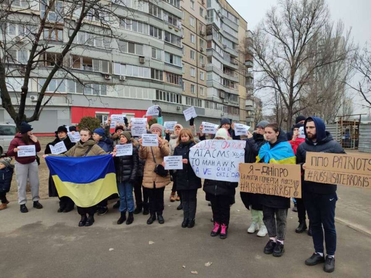 У Дніпрі люди вийшли на мітинг біля зруйнованого армією рф будинку - чого вимагають (фото)