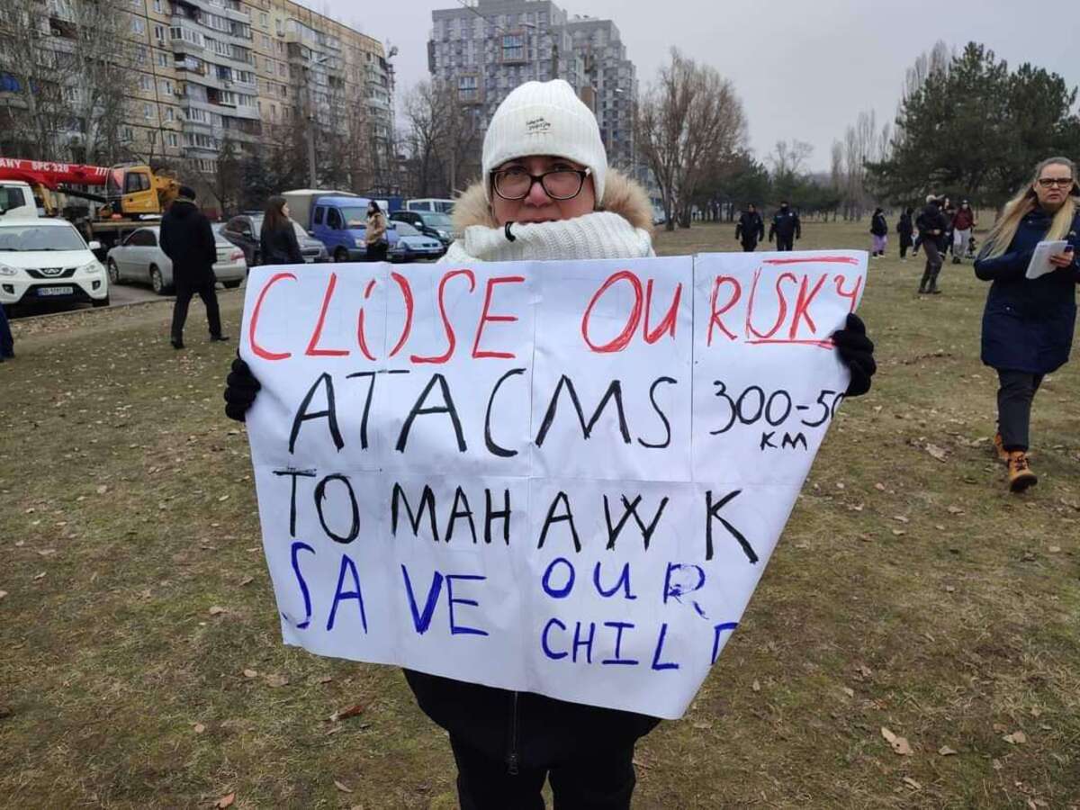 У Дніпрі люди вийшли на мітинг біля зруйнованого армією рф будинку - чого вимагають (фото)