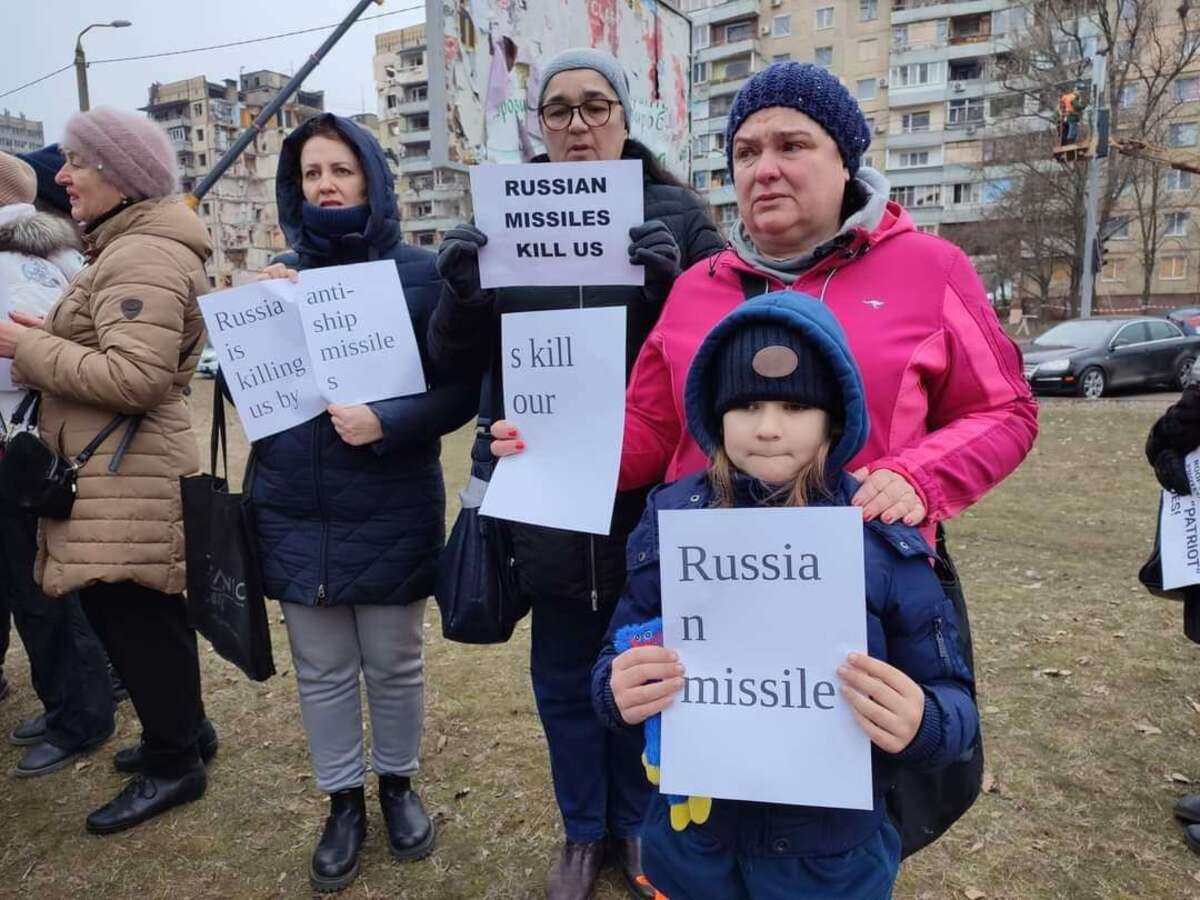 У Дніпрі люди вийшли на мітинг біля зруйнованого армією рф будинку - чого вимагають (фото)