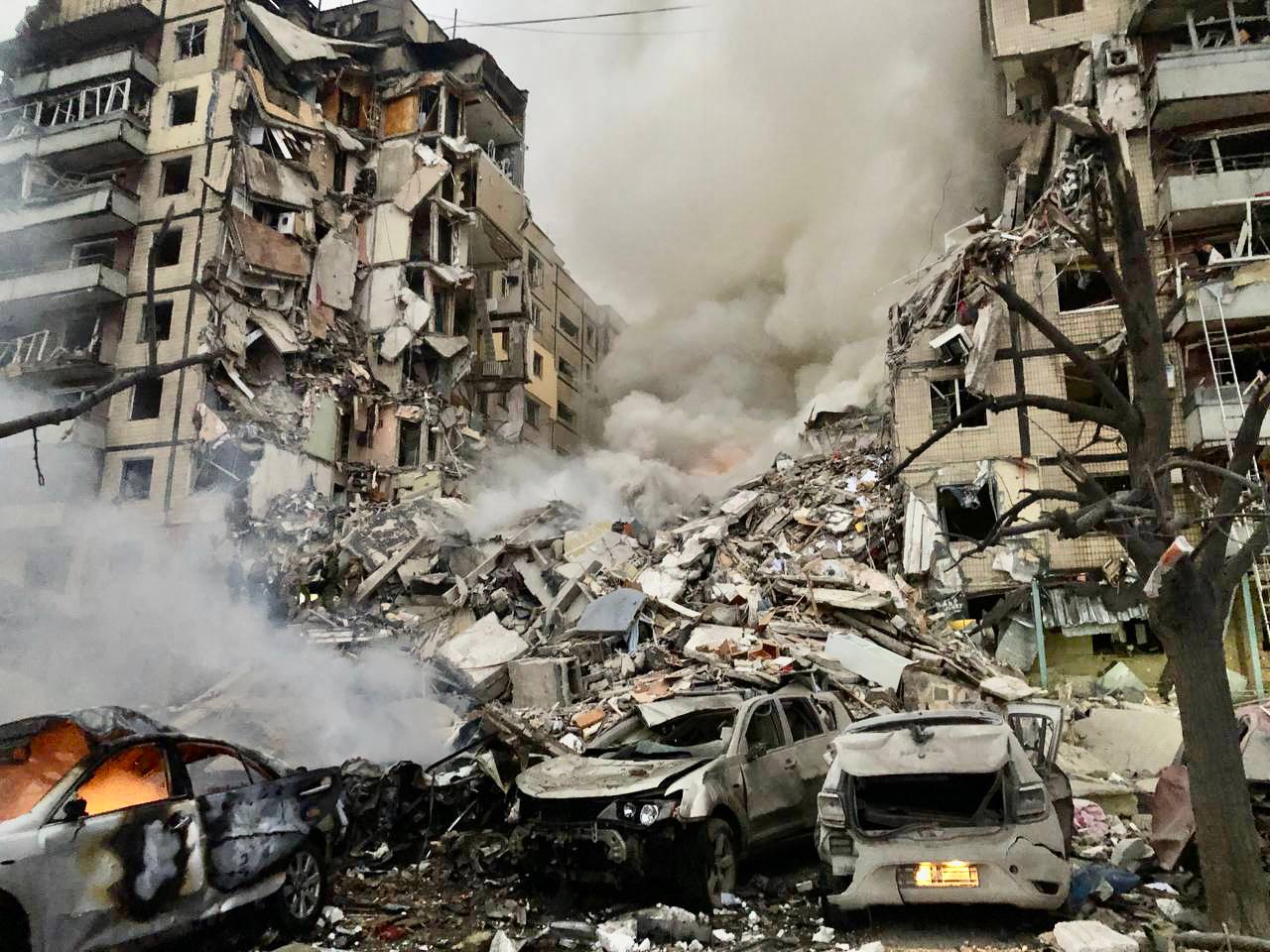 Російська ракета влучила у багатоповерхівку в Дніпрі: є загиблі, під завалами – люди
