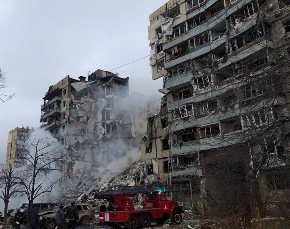Російська ракета влучила у багатоповерхівку в Дніпрі: є загиблі, під завалами – люди