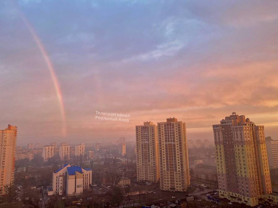 Диво у Києві на Водохреща - яскрава веселка серед зими над столицею (фото, відео)