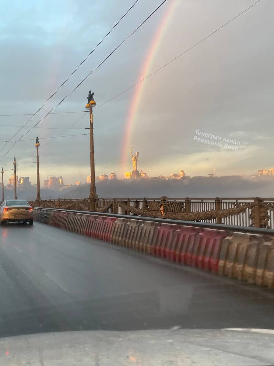 Диво у Києві на Водохреща - яскрава веселка серед зими над столицею (фото, відео)