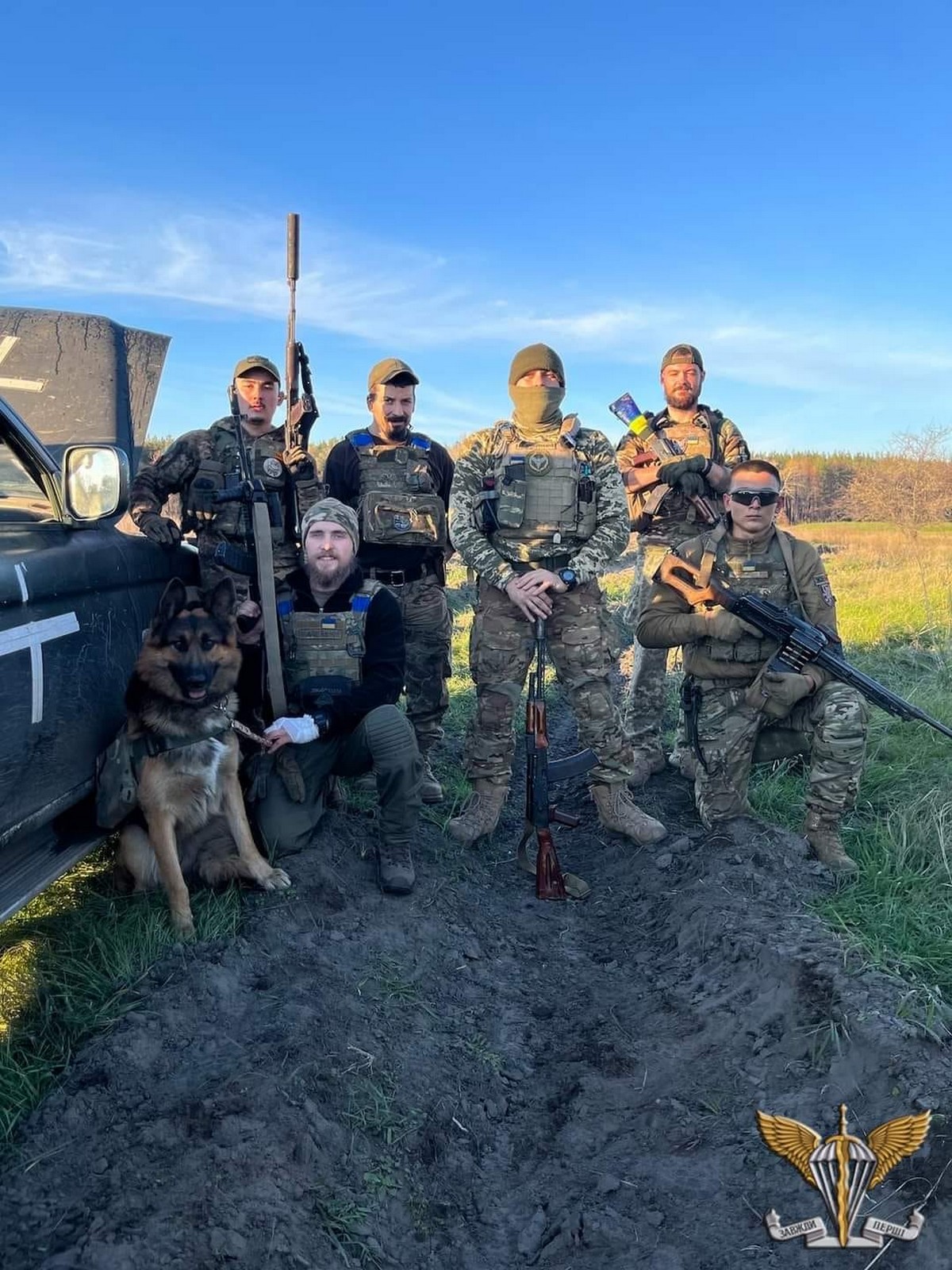 Красень Рекс передає боєприпаси на передову воїнам мінометної батареї ДШВ ЗСУ