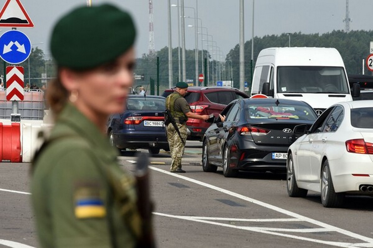Питання дозволів на виїзд за кордон чоловіків розглянуть на найвищому рівні - Данілов