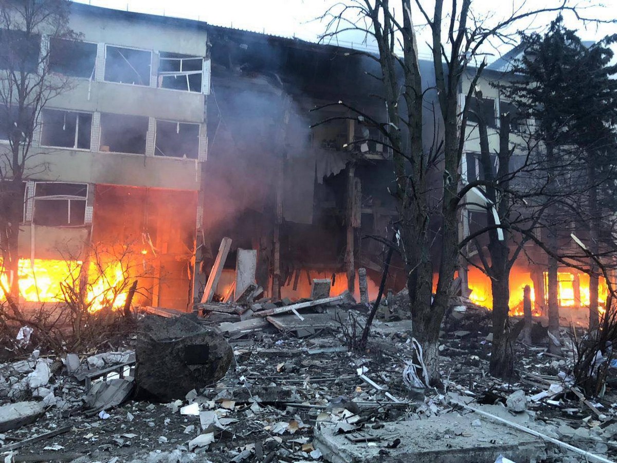 Тяжка ніч: Зеленський показав фото наслідків ракетної атаки 9 березня
