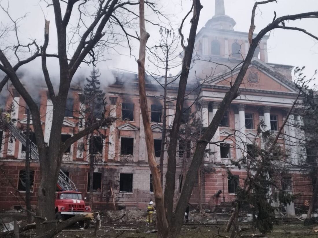 РФ обстріляла Миколаїв «Калібрами»: ракета влучила у багатоповерхівку, є загиблі та багато поранених (фото)