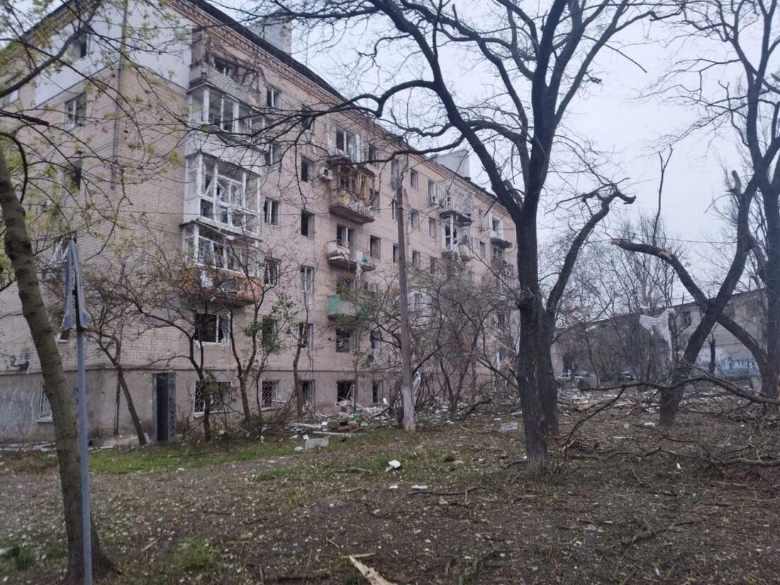 РФ обстріляла Миколаїв «Калібрами»: ракета влучила у багатоповерхівку, є загиблі та багато поранених (фото)