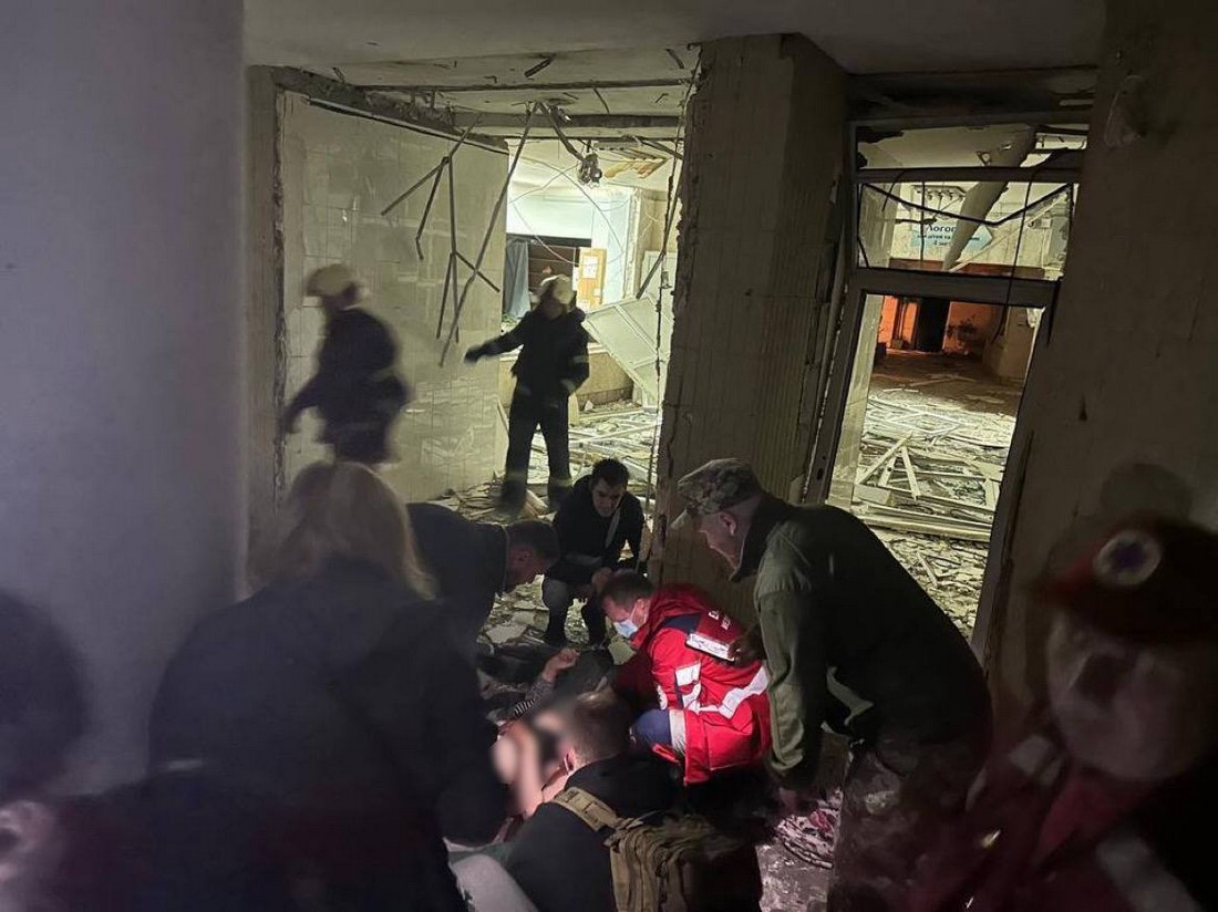 Оперативні служби надають першу невідкладну допомогу в Деснянському районі