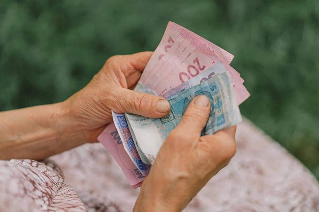Пенсії, субсидії та лікарняні у червні – коли прийдуть розповіли у ПФУ