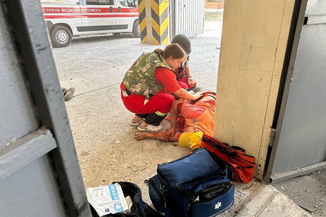 Окупанти вдарили по комунальному підприємству у Херсоні: двоє загиблих, є поранені (фото, відео)