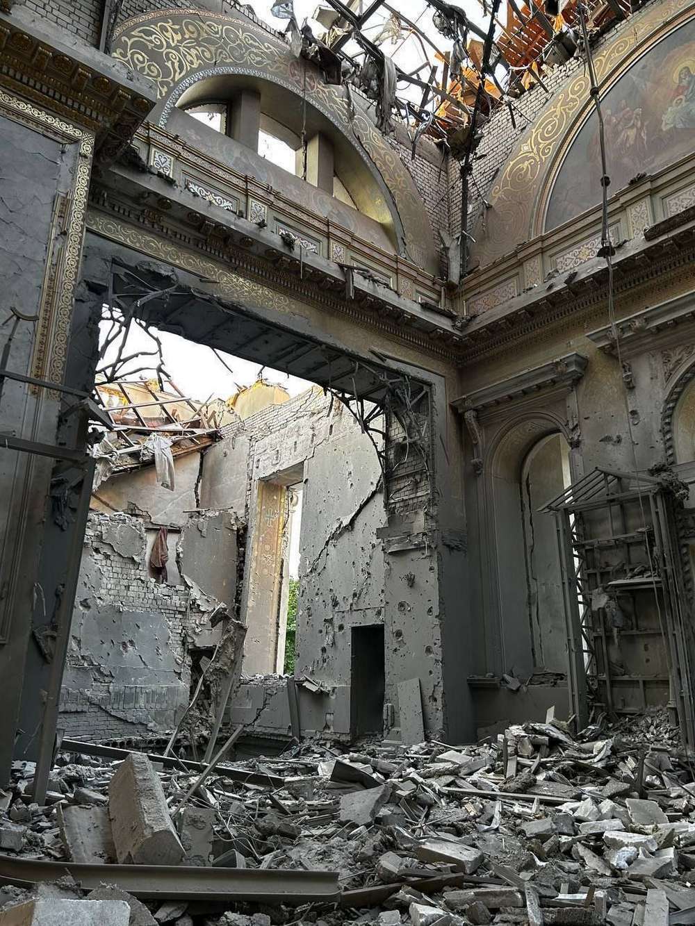 «Отцы, у нас больше с вами нет Преображенского собора» - перші хвилини після удару по храму в Одесі і його історія