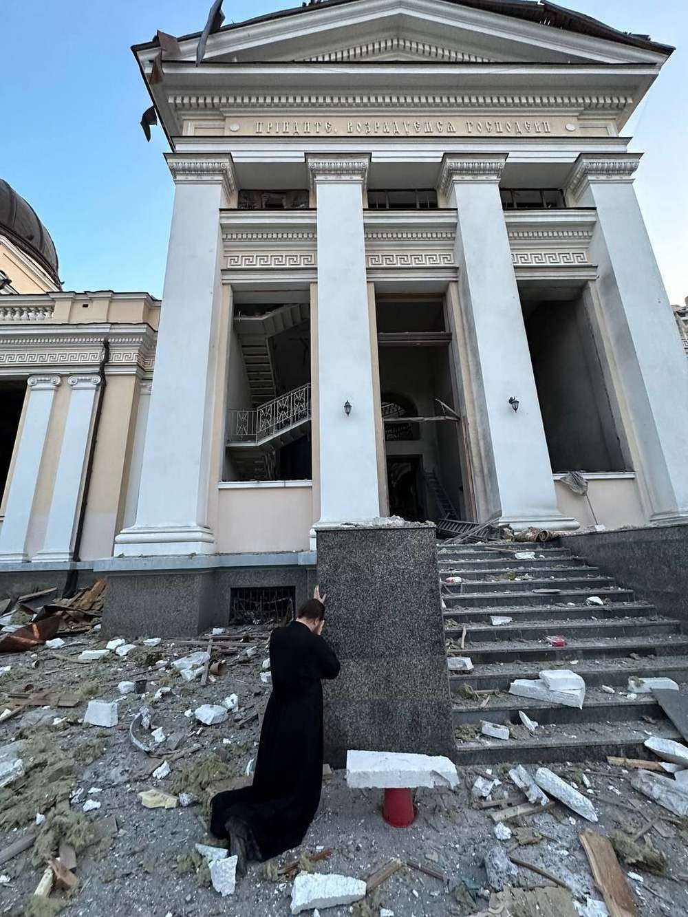 «Отцы, у нас больше с вами нет Преображенского собора» - перші хвилини після удару по храму в Одесі і його історія